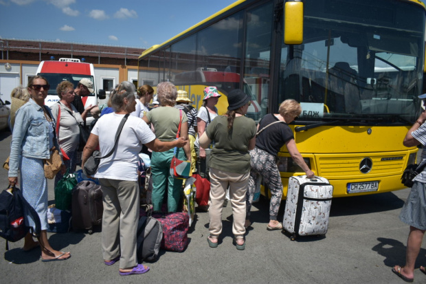 Напред-назад: Извозват украинските бежанци от буферния център в Елхово