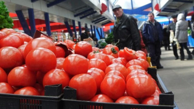 Невероятно, но факт - доматите и краставиците поевтиняха
