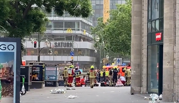 Кола помете десетки в Берлин, има загинал, поне 30 са ранени