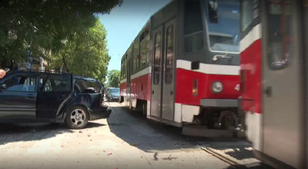 Трагедия! Трамвай блъсна кола, тя помете пешеходци в София, има починал (ВИДЕО)