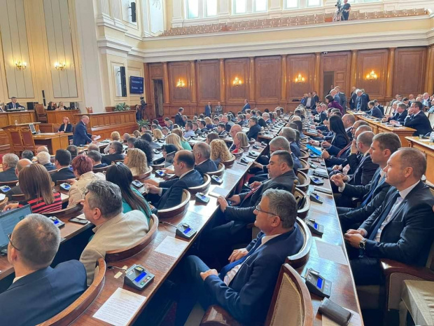 Депутатите ще гласуват по вота на недоверие по ракиено време, преди това избират шеф на НС