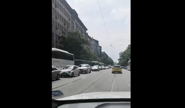 Автобуси със "спонтанно" протестиращи задръстиха София (ВИДЕО)