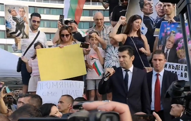 Световните агенции за падането на властта в България