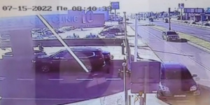 Джип блъсна пешеходец и се удари в два камиона ВИДЕО