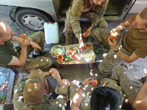 Легионерът в Украйна Иван Калчев показа с какво се хранят на фронта СНИМКИ