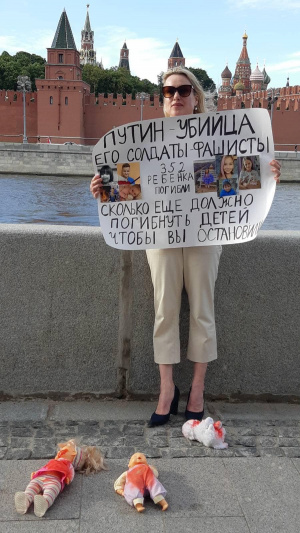 Овсянникова вдигна плакат "Путин е убиец на деца", застигна я арест с кучета СНИМКИ