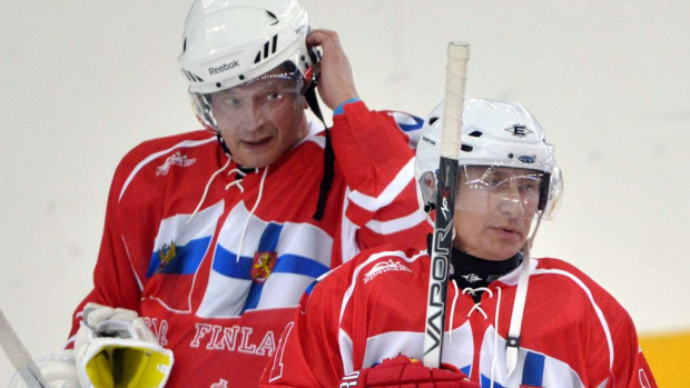Финландският президент удари по Путин с хокеен стик