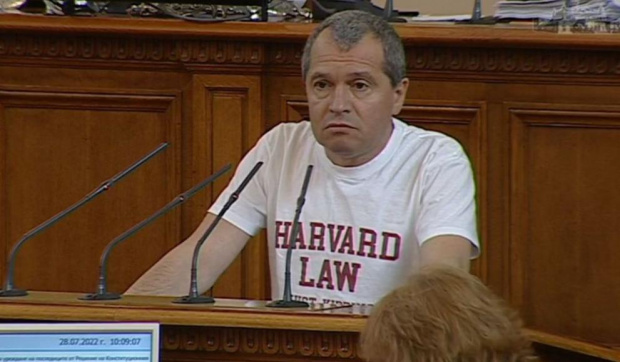 Тошко Йорданов избухна в Парламента с тениска, заяде се с Харвард-ците