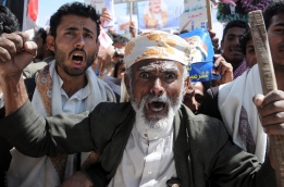 Протестиращи скандират в подкрепа на йеменския президент Али Абдула Салех на митинг в столицата на Йемен – Сана, 21 октомври 2011 г.