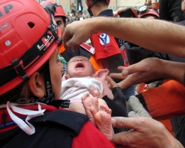 Двумесечното бебе Азра беше извадено живо от развалините 47 часа след земетресението от 7.2 степен в Източна Турция.