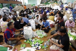 Доброволци приготвят пакети със стоки от първа необходимост за пострадалите от наводнението райони в Тайланд. Банкок, 28 октомври.