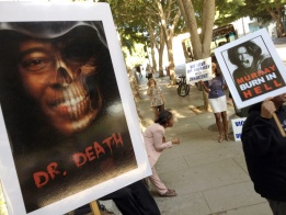 Фенове на Майкъл Джексън се събират на протест по време на процеса срещу лекаря му д-р Конрад Мъри, наричайки го „Д-р Смърт“, Лос Анджелис, САЩ.