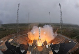 Снимка, предоставена на 21 октомври от Европейската космическа агенция, показва излитането на „Съюз ВС01“ от космодрума в Куру, Френска Гвиана.