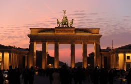 Есенен залез при Бранденбургската врата в столицата на Германия Берлин.