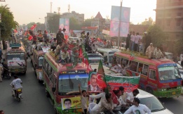 Поддръжници на опозиционната партия Техрик-е-инсаф на митинг в подкрепа на лидера си Имран Хан и срещу корупцията в гр. Лахор, Пакистан.