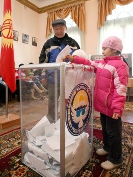 Киргизстан провежда първите си президентски избори след преврата от 2010 г.