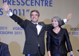 Новите президент и вицепрезидент на България Росен Плевнелиев и Маргарита Попова триумфират в изборната нощ.