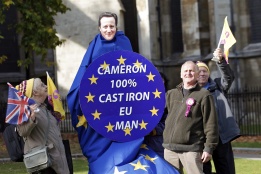 Демонстранти протестират пред Парламента в Лондон с искане за референдум за излизането на Великобритания от Европейския съюз.