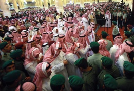 Множество на погребението на престолонаследника на Саудитска арабия принц Султан бин Абдул Азиз ал Сауд в Риад.