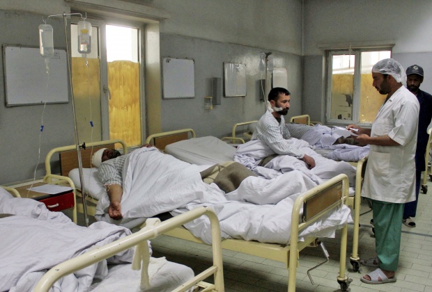 Пострадали от самоубийствения атентат срещу автобус на НАТО в Кабул в събота получават медицинска помощ.