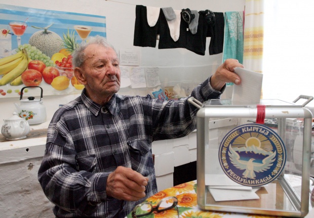 Гражданин на Киргизстан гласува в мобилна урна в отдалечен планински район ден преди президентските избори в страната.