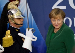 Германският канцлер Ангела Меркел пристига за официалната вечеря по време на срещата на върха на Г-20 в Кан, Франция, на 3 ноември 2011. Лидерите от Г-20 са в Кан, за да обсъдят перспективата пред световната икономика, търговия, валутните въпроси.