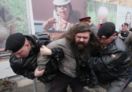 Руски полицай задържа активист от демократичната опозиция, участващ в непозволен протест в Москва, Русия, на 4 октомври 2011. Протестът беше организиран в знак на неодобрение на идните парламентарни и президентски избори.
