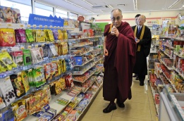 На път за Сендай тибетският духовен водач Далай Лама посети магазин в Кацураги, Западна Япония, на 4 ноември 2011.