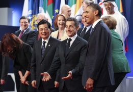 Президентите на САЩ, Франция и Китай позират за общата снимка на Г-20 във Фестивалния дворец в Кан.