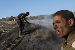 Палестинци работят в мина за дървени въглища.