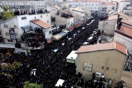 Десетки хиляди православни евреи са се събрали в Йерусалим за погребението на равин Натан Цви Френкел, който оглавяваше най-голямото еврейско религиозно училище в света „Мир Йешива“.