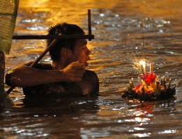 Традиционният фестивал „Лой Krathong“ в Тайланд, когато хората пускат във водата плаващи свещи във формата на лотос, за да изгонят грижите, беше отменен поради опасения, че свещите могат да запушат каналите на наводнените улици.