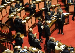 Аплодисменти за новоизбрания сенатор Марио Монти по време на сесията на италианския сенат от 11 ноември.