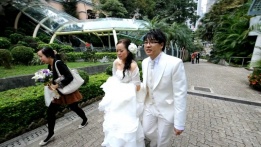 Хиляди двойки в Азия се втурнаха да сключват брак заради датата 11/11/11.