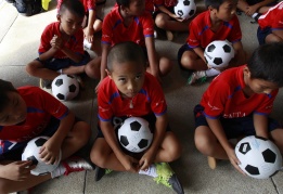 Деца от футболен отбор от най-големия район на Банкок Клонг Тоей току-що са получили автографи от играчите на австралийския национален отбор по футбол.