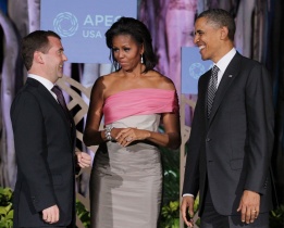 Американският президент Барак Обама и първата дама на САЩ Мишел Обама поздравяват руския президент Димитрий Медведев при пристигането му на вечерята на лидерите от Азиатско-Тихоокеанското икономическо сътрудничество в Хонолулу, Хаваи.