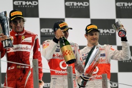 Победителите на Формула 1 в Абу Даби – Луис Хамилтън (1-во място), Фернандо Алонсо (2-ро място) и Дженсън Бътън (3-то място).