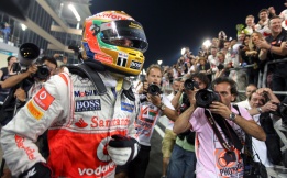 Луис Хамилтън непосредствено след победата на Формула 1 в Абу Даби.