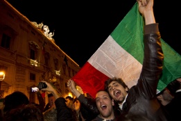 Италия празнува, след като премиерът Силвио Берлускони подаде оставка.