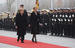 Германският канцлер Ангела Меркел посреща в Берлин датския министър-председател Хеле Торнинг-Шмит.