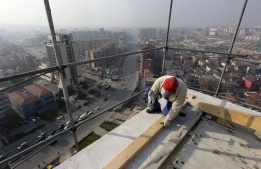 Работник на строежа на катедралата, посветена на Майка Тереза, в Прищина, Косово, 17 ноември.