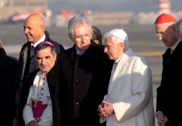 Папа Бенедикт XVI се срещна с новия италиански премиер Марио Монти на летище Фюмичино в Рим.