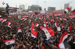 Демонстранти развяват националния флаг на Египет по време на днешния протест на площада „Тахрир“, Кайро.