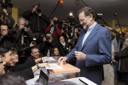 Кандидатът за министър-председател на Испания от Народната партия Мариано Рахой пуска своята бюлетина по време на предсрочните избори, провеждани днес в страната.
