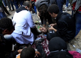 Лекар преглежда ранена демонстрантка по време на сблъсъците в Кайро в един от импровизираните медицински пунктове в египетската столица.