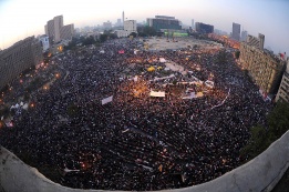 Панорамен поглед към площад „Тахрир“ в Кайро, на който са се събрали десетки хиляди демонстранти.