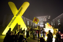 Група активисти протестират пред Федералното канцлерство в Германия срещу ядрената енергия.
