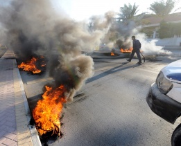 Гуми горят на улица в Бахрейн по време на сблъсъците, предизвикани от неизяснената смърт на бахрейнския гражданин Кадим.