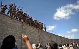 Йеменски войници отправят жестове към тълпата, протестираща срещу президента Салех, който се отказа от поста си в сряда.