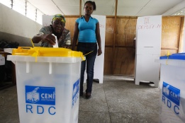 Жена гласува на изборите за президент в Киншаса, столицата на ДР Конго.